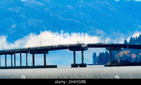 Autos fahren über die Brücke über den Okanagan Lake in Kelowna, Okanagan Valley, British Columbia, Kanada Stockfoto