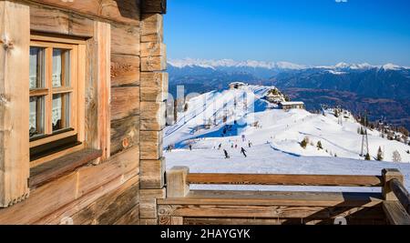 Restaurantfenster in der Bergkulisse des Skigebiets Nassfeld in Österreich Stockfoto