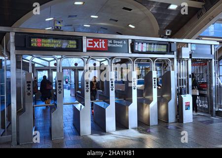 New York, NY - 16. November 2021: Eingang zu einer modernen New Yorker U-Bahn-Station mit automatischen Drehkreuzen. Stockfoto