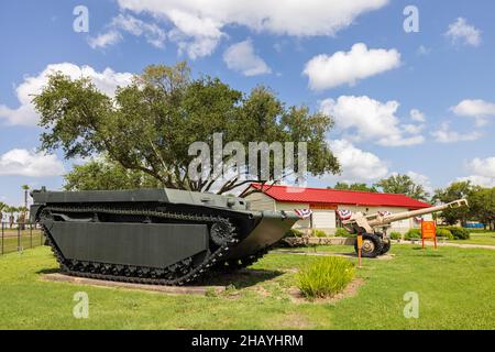 Harlingen, Texas, USA - 24. Juni 2021: Das Marine Military Academy Museum, Ausstellung von Artillerie- und Panzerfahrzeugen Stockfoto