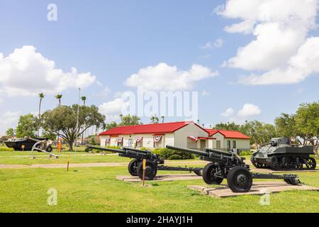 Harlingen, Texas, USA - 24. Juni 2021: Das Marine Military Academy Museum, Ausstellung von Artillerie- und Panzerfahrzeugen Stockfoto