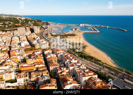 Drohnenansicht der spanischen Küstenstadt Arenys de Mar mit Sandstrand Stockfoto