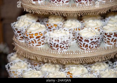 Vanillefroster Cupcakes in schicken Tassen auf dem Cupcake Tower Stockfoto