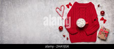 Kinderpullover mit Weihnachtsgeschenk und einer Tasse heißer Schokolade auf grunge-Hintergrund mit Platz für Text Stockfoto