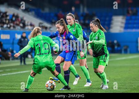 Barcelona, Spanien. 15th Dez 2021. Claudia Pina (C) vom FC Barcelona in Aktion während des UEFA Women's Champions League-Spiels zwischen dem FC Barcelona Femeni und HB Koge Kvindeelite im Johan Cruyff Stadium.Endstand; FC Barcelona Femeni 5:0 HB Koge Kvindeelite. Kredit: SOPA Images Limited/Alamy Live Nachrichten Stockfoto