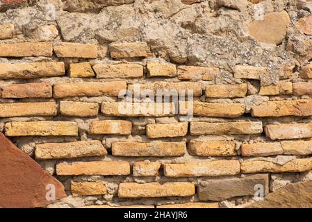 Uplistsikhe Wand mit verschiedenen farbigen Steinen ausgekleidet Stockfoto