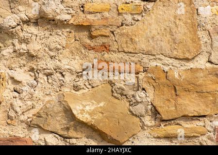 Höhlenwand mit verschiedenfarbigen Steinen ausgekleidet Stockfoto