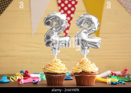 Leckere Geburtstagskuchen mit Dekor auf dem Tisch Stockfoto