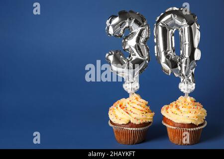 Leckere Geburtstagskuchen mit der Nummer 30 auf farbigem Hintergrund Stockfoto