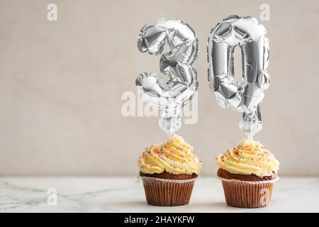 Leckere Geburtstagskuchen mit der Nummer 30 auf hellem Hintergrund Stockfoto