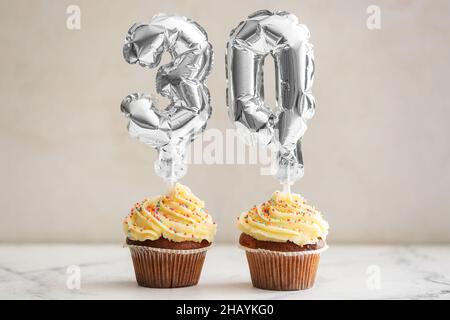 Leckere Geburtstagskuchen mit der Nummer 30 auf hellem Hintergrund Stockfoto