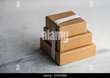 Stapel von drei Geschenkschachteln und einem Band Stockfoto