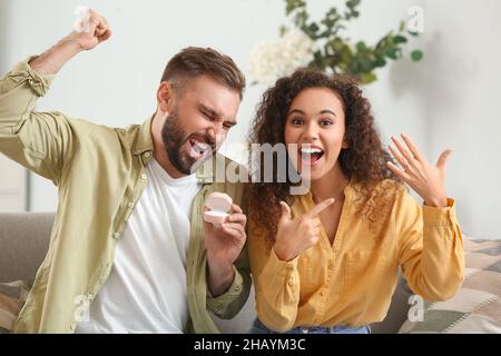 Glückliches junges verlobt Paar zu Hause Stockfoto