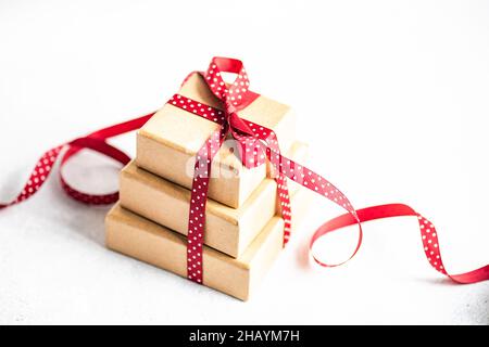 Stapel von drei Geschenk-Boxen mit einem roten Band gebunden Stockfoto