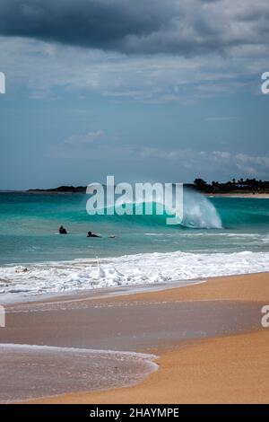 Zwei Surfer in Untiefen, Trafalgar Lighthouse Beach, Canos de Meca, Cáádi, Andalusien, Spanien Stockfoto