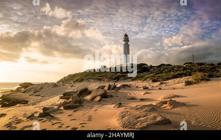 Trafalgar Leuchtturm am Strand bei Sonnenuntergang, Canos de Meca, Cáádz, Andalusien, Spanien Stockfoto