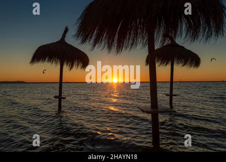 Silhouette von Sonnenschirmen am Strand bei Sonnenuntergang, Strand Los Lances, Tarifa, Cadiz, Andalusien, Spanien Stockfoto