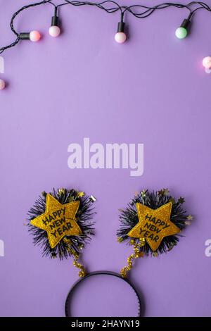 Neujahrsdekor in Form eines Sternes mit Text Frohes Neues Jahr und Lichter Girlande Stockfoto