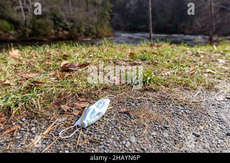 Gesichtsmaske übersät im Naturgebiet, selektiver Fokus. Stockfoto