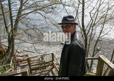 Mann, der auf einer Treppe zum Strand in Colwood, British Columbia, Kanada, steht Stockfoto