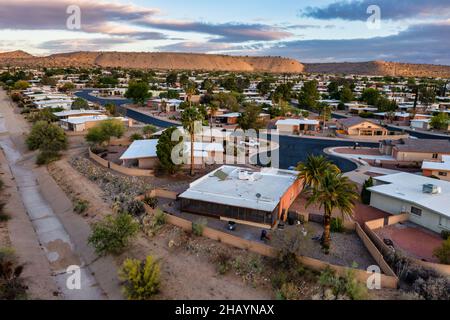 Green Valley, Arizona Häuser mit Bergwerksabständen im Hintergrund Stockfoto