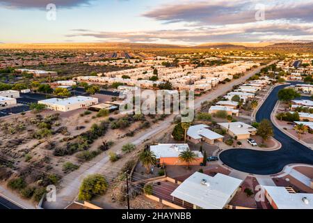 Arizona Gemeinde kleine Stadt Dächer mit neuem Asphalt auf der Straße Stockfoto