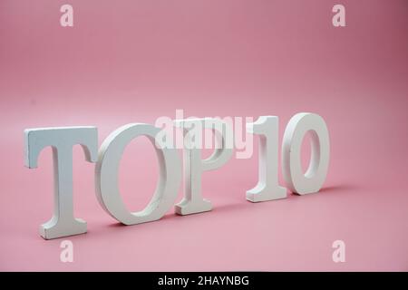 Top 10 Wort Alphabet Buchstaben auf rosa Hintergrund Stockfoto