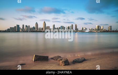 Blick auf die Skyline von San Diego von Coronado mit Felsen im Vordergrund Stockfoto