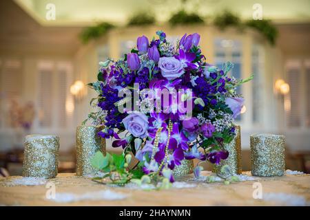 Lila Rose und Blumen Blumenstrauß Tisch Mittelpunkt auf Hochzeitsempfang Schatz Tisch. Stockfoto