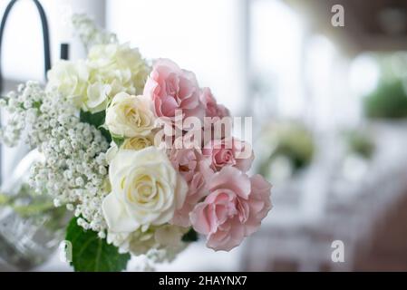 Erstaunliche weiße und rosa Rosen Bouwuet mit Babys breth in einem Einmachglas am Hochzeitszeremonie Gang hängen Stockfoto