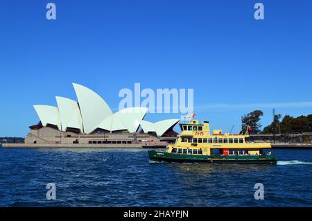 An einem sonnigen Tag fährt eine Fähre am Opernhaus von Sydney vorbei Stockfoto