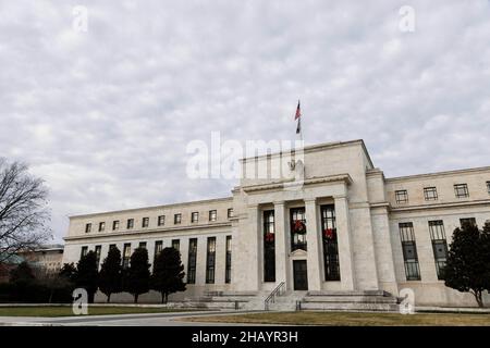 Washington, USA. 16th Dez 2021. Das am 15. Dezember 2021 aufgenommene Foto zeigt die US Federal Reserve in Washington, DC. Die US-Notenbank kündigte am Mittwoch eine schnellere Verjünung des Anleihenkaufs-Programms der Zentralbank an und projizierte im nächsten Jahr drei Zinserhöhungen, da die US-Inflation auf den höchsten Stand seit fast 40 Jahren anstieg. Kredit: Ting Shen/Xinhua/Alamy Live Nachrichten Stockfoto