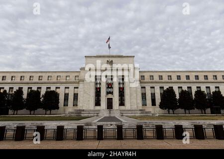 Washington, USA. 16th Dez 2021. Das am 15. Dezember 2021 aufgenommene Foto zeigt die US Federal Reserve in Washington, DC. Die US-Notenbank kündigte am Mittwoch eine schnellere Verjünung des Anleihenkaufs-Programms der Zentralbank an und projizierte im nächsten Jahr drei Zinserhöhungen, da die US-Inflation auf den höchsten Stand seit fast 40 Jahren anstieg. Kredit: Ting Shen/Xinhua/Alamy Live Nachrichten Stockfoto