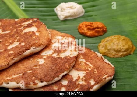 Biskuit-Dosa mit Kokosnuss-Chutney, rotem Chutney und grünem Chutney, südindisches Gericht, frischer Snack Stockfoto