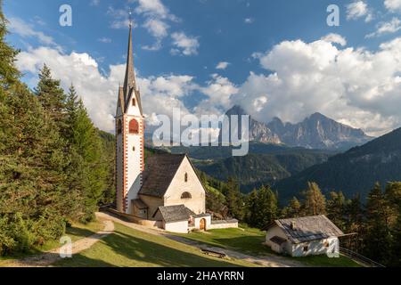 St. Jakob Kirche bei St. Ulrich vor dem Langkofel Berg, Gröden, Südtirol Stockfoto