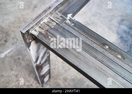Metalltischsockel aus Metallblechen und rechteckigen Rohren in der Nahaufnahme der Werkstatt geschweißt Stockfoto