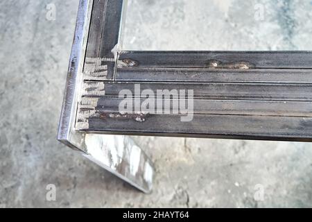 Metalltischsockel aus Metallblechen und rechteckigen Rohren in der Nahaufnahme der Werkstatt geschweißt Stockfoto