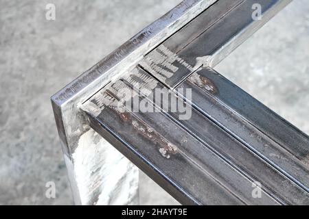 Metalltischsockel aus Metallblechen und rechteckigen Rohren in der Nahaufnahme der Werkstatt geschweißt Stockfoto