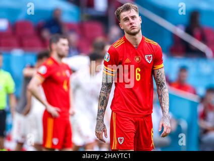 Datei-Foto vom 26-06-2021 von Joe Rodon aus Wales nach der Niederlage gegen Dänemark bei der UEFA Euro 2020. Wales erreichte die K.O.-Phase bei den Euros, konnte aber ihre Heldentaten von 2016 nicht wiederholen, als sie sich in den letzten 16 vor Dänemark verneigten. Ausgabedatum: Donnerstag, 16. Dezember 2021. Stockfoto