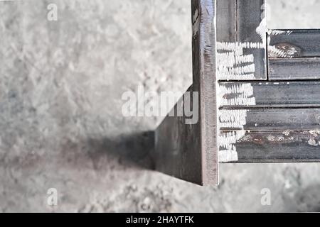 Metalltischsockel aus Metallblechen und rechteckigen Rohren in der Nahaufnahme der Werkstatt geschweißt Stockfoto