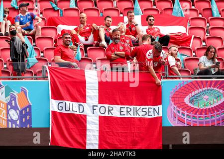 Fileboto vom 26-06-2021 von dänischen Fans mit einem Banner für Christian Eriksen. Zu Beginn des Turniers erlitt der dänische Christian Eriksen in der ersten Hälfte des Eröffnungsspiels gegen Finnland einen Herzstillstand. Ausgabedatum: Donnerstag, 16. Dezember 2021. Stockfoto