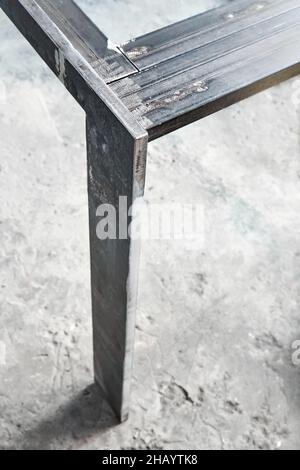 Metalltischsockel aus Metallblechen und rechteckigen Rohren in der Nahaufnahme der Werkstatt geschweißt Stockfoto