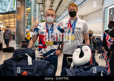 Aktenfoto vom 02-08-2021 von dem britischen Schwimmer Adam Peaty (links) und Tom Dean, die beide bei den Olympischen Spielen 2020 in Tokio zwei Goldmedaillen im Pool gewonnen haben. Bilddatum: Montag, 2. August 2021. Ausgabedatum: Donnerstag, 16. Dezember 2021. Stockfoto