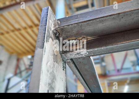 Metalltischsockel aus Metallblechen und rechteckigen Rohren in der Nahaufnahme der Werkstatt geschweißt Stockfoto