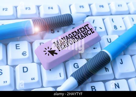 Schreiben mit Anzeige von Text Management Performance. Feedback zu Managementfähigkeiten und -Kompetenzen im Überblick Tippen Kochkurs Handbuch Stockfoto