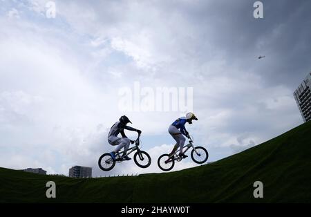 File-Foto vom 30-07-2021 von Action aus dem BMX Racing Halbfinale im Ariake Urban Sports Park, das zeigt, dass die zukünftige Ausrichtung der Olympischen Bewegung klar ist. Bilddatum: Freitag, 30. Juli 2021. Ausgabedatum: Donnerstag, 16. Dezember 2021. Stockfoto