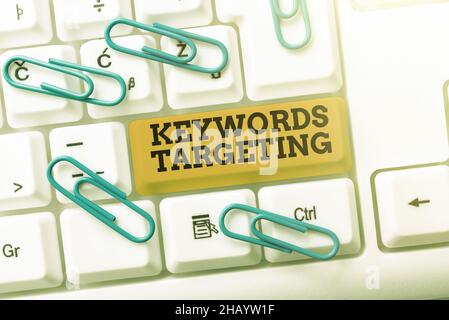 Textüberschrift mit Zielgruppenansprache nach Stichwörtern. Wort geschrieben auf Verwenden Sie relevante Wörter, um hohe Rangliste in Suchmaschinen Schreiben interessante Online-Themen zu erhalten Stockfoto