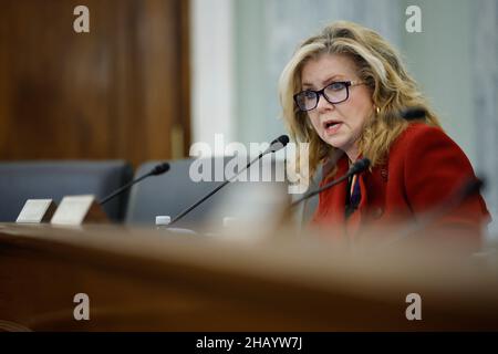 WASHINGTON, DC - 15. DEZEMBER: Senatorin Marsha Blackburn (R-TN) nimmt am 15. Dezember 2021 im Russell Senate Office Building auf dem Capitol Hill in Washington, DC, USA, an einer Anhörung des Handels-, Wissenschafts- und Verkehrsausschusses des Senats zur Aufsicht über die Luftfahrtindustrie Teil. Die Führungskräfte des Luftverkehrs sagten während der Aufsichtsanhörung über den aktuellen Stand der US-Luftfahrtbranche aus. Foto von Chip Somodevilla/Pool/ABACAPRESS.COM Stockfoto