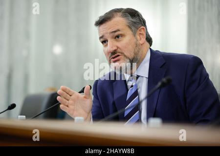 WASHINGTON, DC - 15. DEZEMBER: Senator Ted Cruz (R-TX) nimmt am 15. Dezember 2021 im Russell Senate Office Building auf dem Capitol Hill in Washington, DC, USA, an einer Anhörung des Senats für Handel, Wissenschaft und Transport zur Aufsicht über die Luftfahrtindustrie Teil. Die Führungskräfte des Luftverkehrs sagten während der Aufsichtsanhörung über den aktuellen Stand der US-Luftfahrtbranche aus. Foto von Chip Somodevilla/Pool/ABACAPRESS.COM Stockfoto