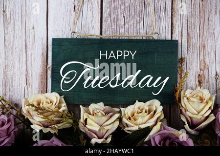Happy Tuesday Typografie Text mit Rosen Blumen Blumenstrauß auf Holzhintergrund Stockfoto